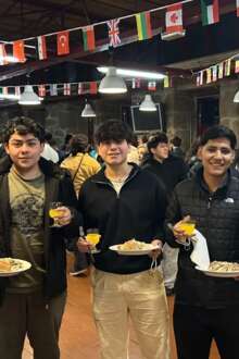 Imagem ilustra alguns estudantes de várias nacionalidades que se juntaram ontem à noite, num jantar que pretendeu fomentar a cultura, a inclusão, o convívio e a integração